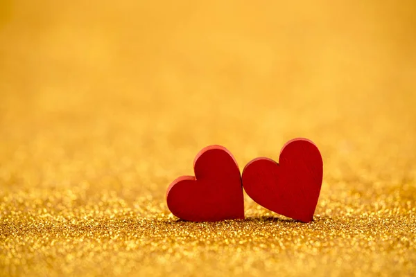 Dois Corações Vermelhos Fundo Brilho Dourado Conceito Amor — Fotografia de Stock