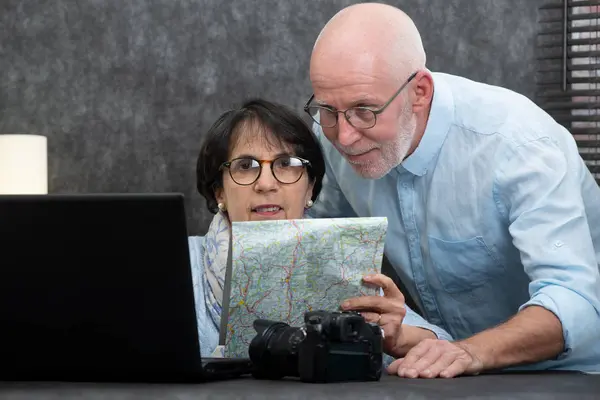 Casal Sênior Preparando Uma Viagem Férias — Fotografia de Stock