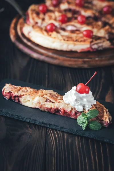 Gedeelte Van Cherry Vla Taart — Stockfoto