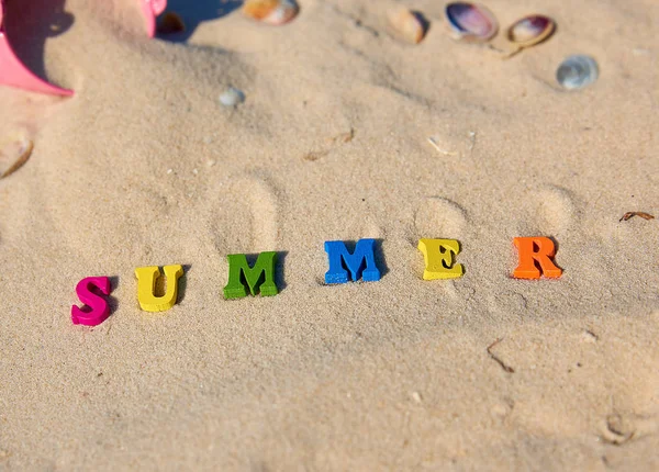 Inscrição Verão Letras Madeira Multi Coloridas Areia Vista Superior — Fotografia de Stock