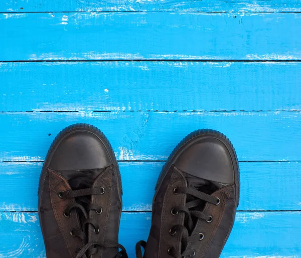 Fekete Férfi Régi Cipők Kék Felülettel Felülnézet Üres Hely — Stock Fotó