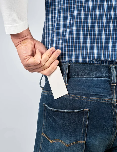 Man Zet Een Leeg Witboek Visitekaartje Zijn Zak Terug Jeans — Stockfoto