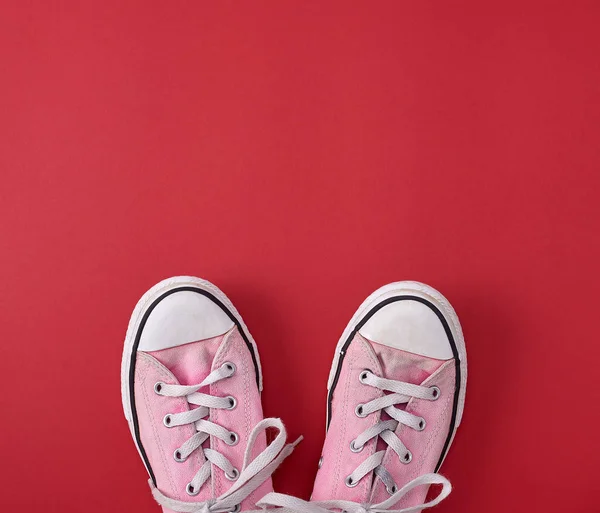 Par Zapatillas Textiles Viejas Color Rosa Con Cordones Blancos Sobre — Foto de Stock