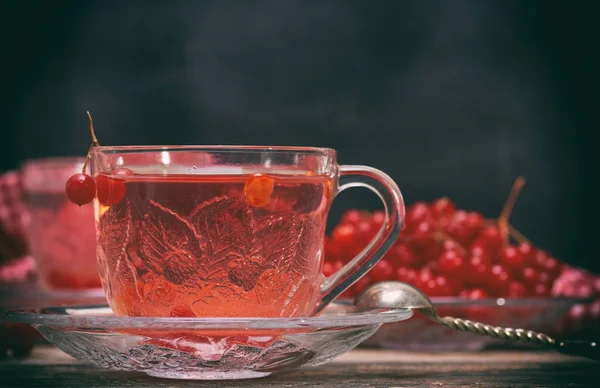 Chá Viburnum Uma Xícara Transparente Com Uma Alça Pires Uma — Fotografia de Stock