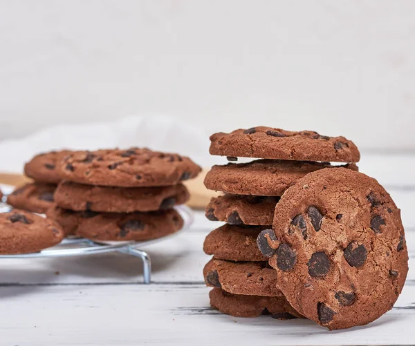 丸いチョコレートクッキーのスタック 白い背景 — ストック写真