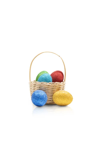 Huevos Coloridos Pascua Con Purpurina Una Cesta Madera Aislada Sobre —  Fotos de Stock
