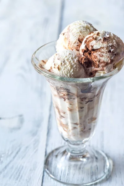 Vanille Schokoladeneis Eisbecher Glas — Stockfoto