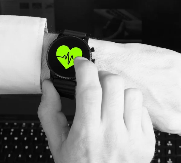 Czarny Smartwatch Odizolowany Czarnym Tle Bicie Serca — Zdjęcie stockowe