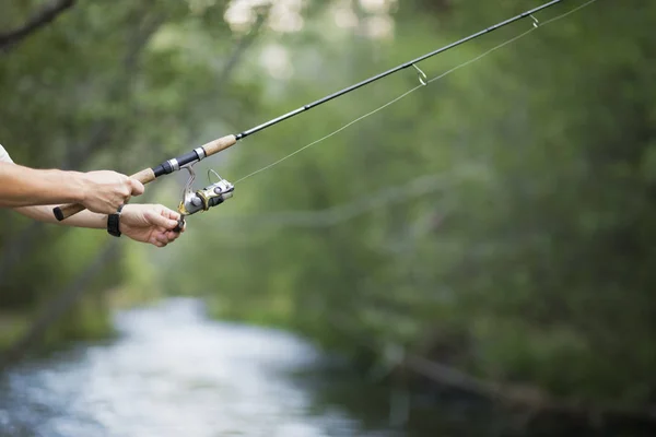 Angelrute Und Rolle Der Hand Auf Dem Fluss — Stockfoto