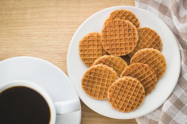 Süße Waffelkekse Auf Teller Und Kaffeetasse Auf Küchentisch — Stockfoto