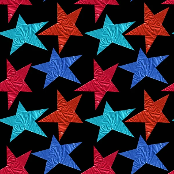 夜空の黒の背景に箔から青と赤の星とのシームレスなパターン 繰り返し図形の幾何学的でスタイリッシュな飾り — ストック写真