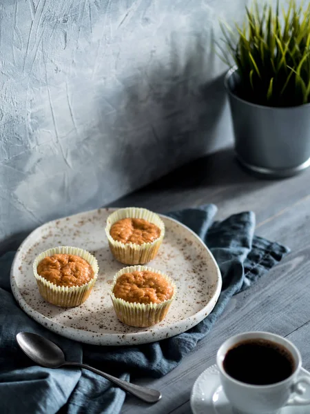 Hausgemachte Muffins Auf Bastelteller Und Kaffeetasse Über Grauem Holztisch Karotten — Stockfoto