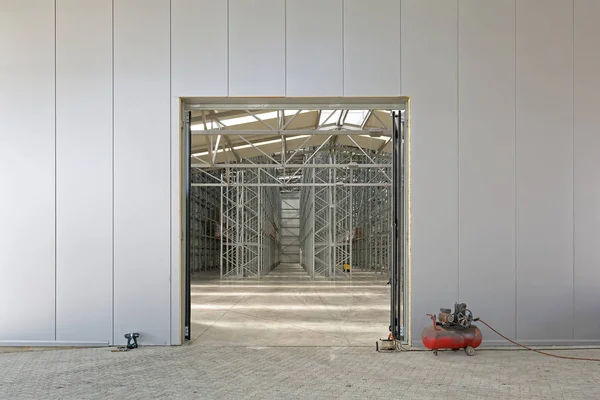 Open Big Door Bij Distributie Pakhuis Gebouw Entree — Stockfoto