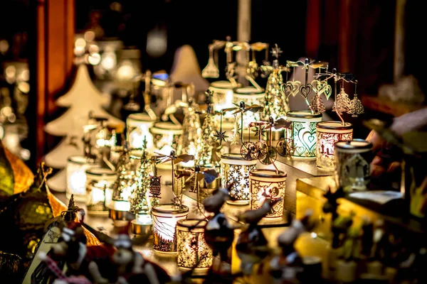 Sok Díszített Karácsonyi Lámpa Áll Dekorációként Asztalon Homályos Háttér Mellett — Stock Fotó
