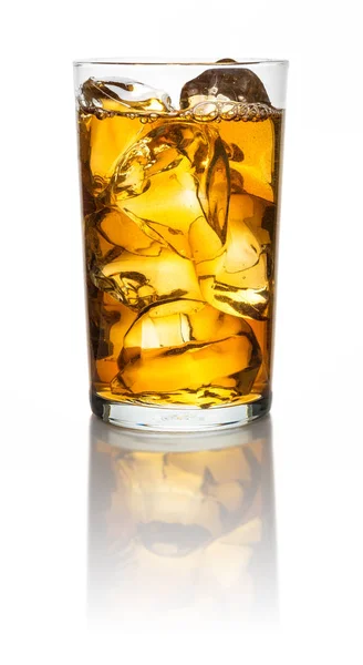 Ein Glas Mit Eistee Und Eiswürfeln Auf Weißem Hintergrund — Stockfoto