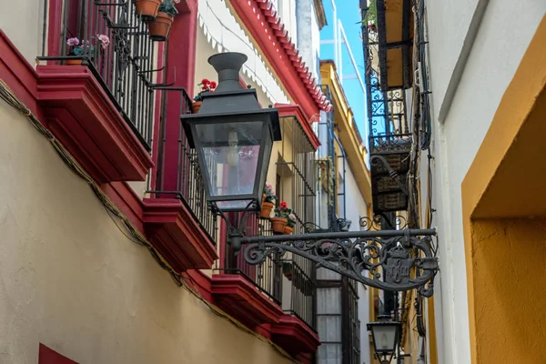 Spanya Seville Dar Bir Sokakta Eski Sokak Lambası — Stok fotoğraf