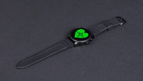 Czarny Smartwatch Odizolowany Czarnym Tle Bicie Serca — Zdjęcie stockowe