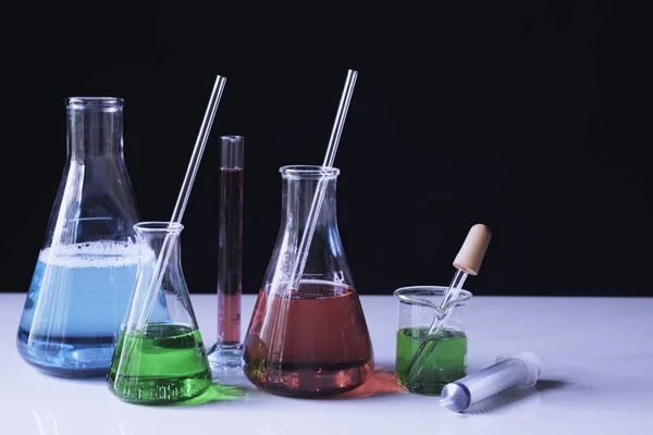 Chemische Reageerbuizen Van Glas Met Vloeistof Voor Analytisch Medisch Farmaceutisch — Stockfoto