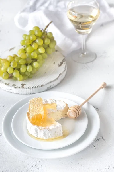 葡萄和白葡萄酒的Camembert — 图库照片