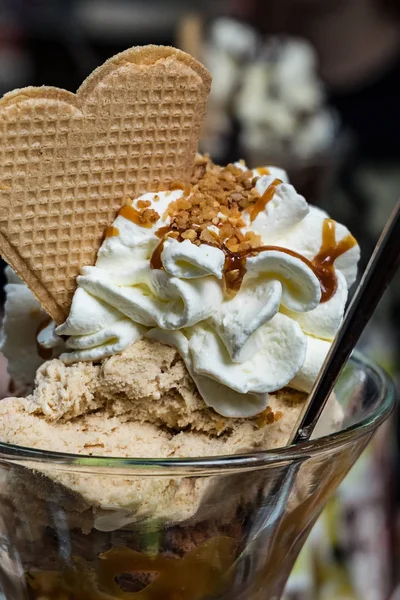 Fagylalt Tejszínhabbal Csokoládéval — Stock Fotó