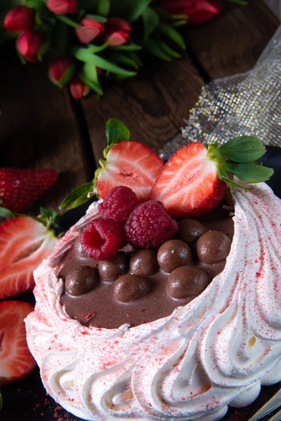 Leichte Pavlova Mit Frischem Obst Und Schokolade — Stockfoto