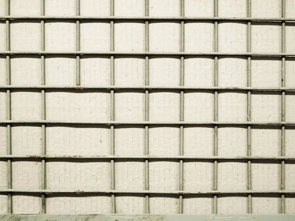 Σκουριασμένο Μεταλλικό Πλέγμα Ενός Βιομηχανικού Κουτιού Στοίβαξης Κυματοειδές Χαρτόνι Πίσω — Φωτογραφία Αρχείου