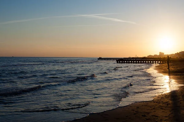 Plaj Manzara Şafakta Piers Perspektif Görünüm Insanlarla Jesolo Plaj Manzarası — Stok fotoğraf