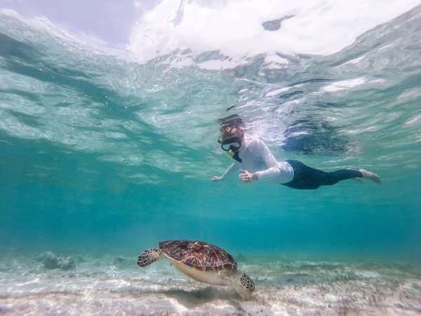 Mujer Con Máscara Snokeling Nadando Con Tortuga Marina Aguas Azul —  Fotos de Stock