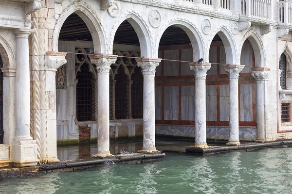 Большой Канал Старинные Здания Припаркованные Лодки Пристани Венеция Италия Канал — стоковое фото