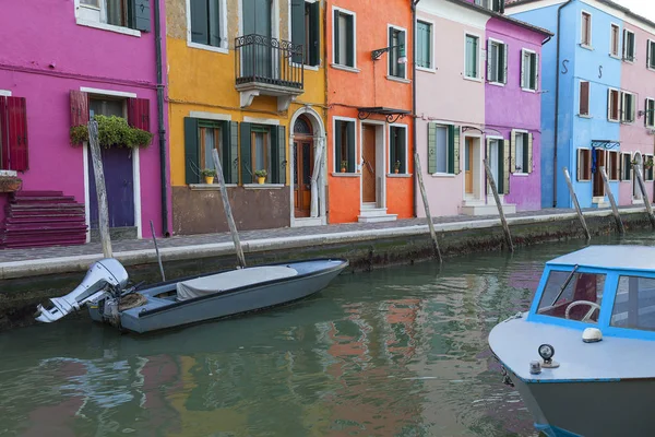 Pequeñas Coloridas Casas Pintadas Isla Burano Reflejo Agua Burano Una — Foto de Stock