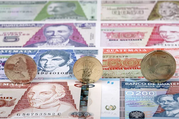 Guatemaltekische Quetzalmünzen Auf Einem Hintergrund Von Banknoten — Stockfoto