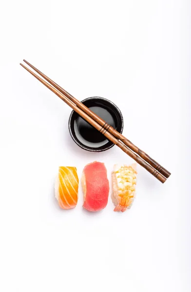 Set Sushi Diversi Con Salmone Tonno Gamberetti Salsa Soia Bacchette — Foto Stock