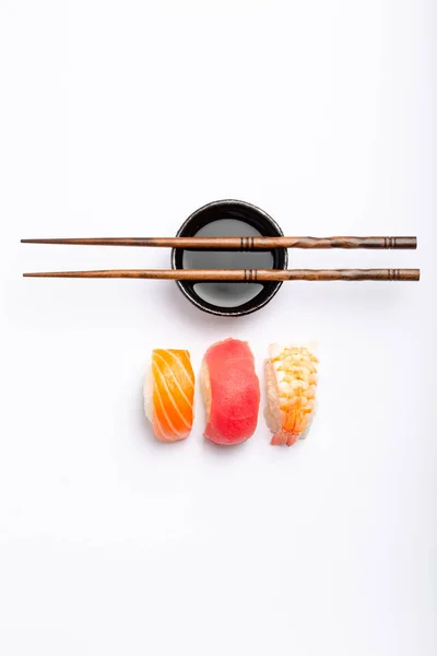 Set Sushi Diversi Con Salmone Tonno Gamberetti Salsa Soia Bacchette — Foto Stock