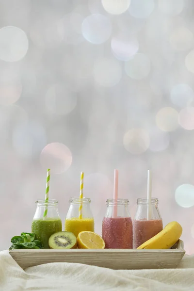 Cuatro Batidos Frutas Colores Una Fila Con Frutas Frescas Delante — Foto de Stock