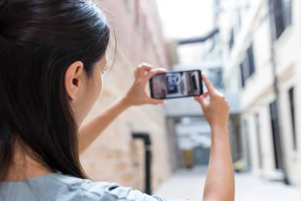 Kvinne Som Tar Bilde Mobil Turistattraksjon – stockfoto