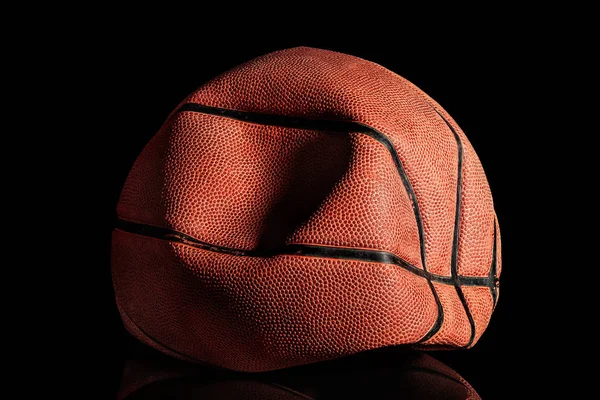 Pelota Baloncesto Vieja Desfigurada Arrugada Fondo Negro Reflexión — Foto de Stock