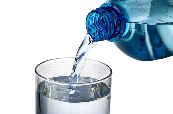 Água Que Despeja Num Copo Copo Vidro Garrafa Plástico Isolado — Fotografia de Stock