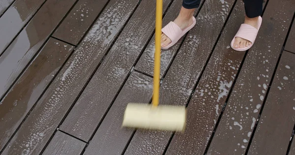 Vrouw Schoonmaken Van Vloer Bij Outdoor — Stockfoto