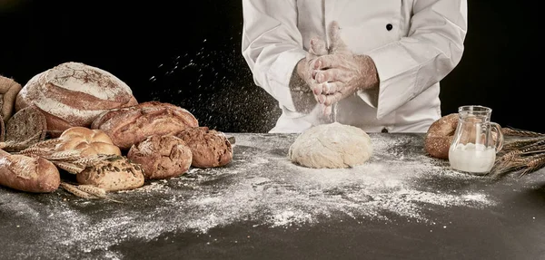 요리사는 파노라마 형식으로 식탁에 밀가루에 특식이나 지역적 준비하면서 손으로 반죽을 — 스톡 사진