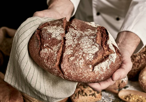 Pan Caliente Recién Horneado Pan Centeno Manos Panadero Sobre Toalla — Foto de Stock