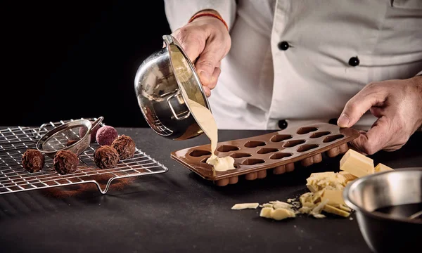 Chef Oder Chocolatier Gießt Geschmolzene Weiße Schokolade Silikonformen Aus Einem — Stockfoto