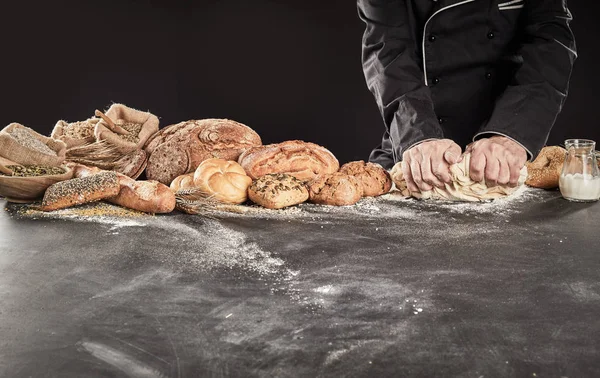 Piekarz Lub Kucharz Ugniatający Ciasto Chleb Bliska Rękach Obok Okazu — Zdjęcie stockowe