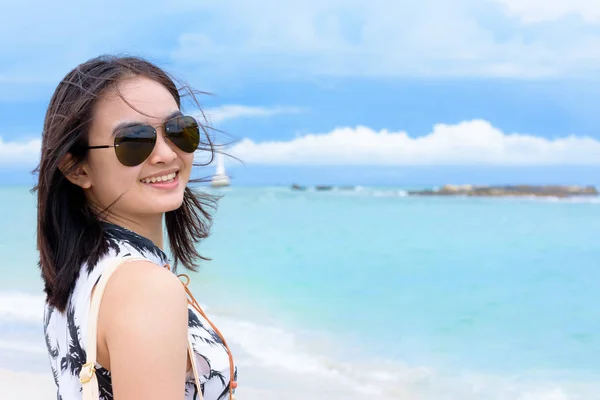 Mulher Bonita Turista Vestindo Sunglasse Olhando Para Câmera Sorrindo Com — Fotografia de Stock
