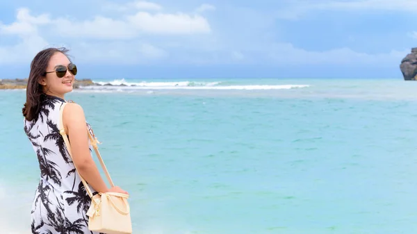 Hermoso Paisaje Natural Playa Mar Cielo Verano Turista Mujer Vistiendo —  Fotos de Stock
