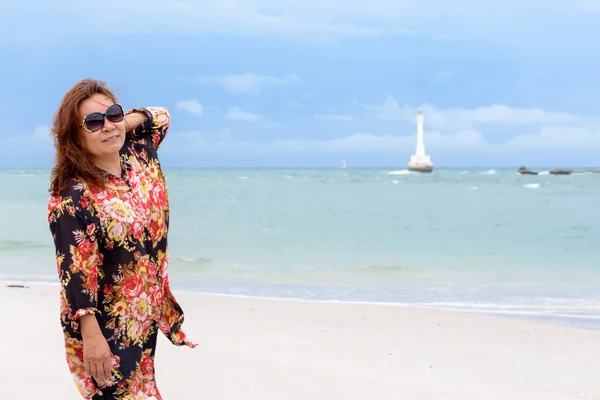 Turista Mujer Mediana Edad Vistiendo Sunglasse Mirando Cámara Sonriendo Playa —  Fotos de Stock