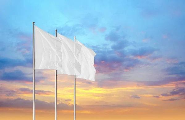 Drie Witte Lege Vlaggen Zwaaien Wind Tegen Zonsondergang Hemel Perfecte — Stockfoto