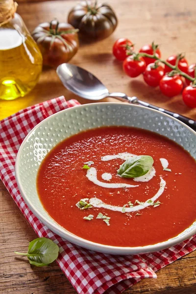 Λευκό Πιάτο Κόκκινης Ντοματόσουπας Λευκή Σάλτσα Και Μυρωδικά Σερβίρεται Χαρτοπετσέτα — Φωτογραφία Αρχείου