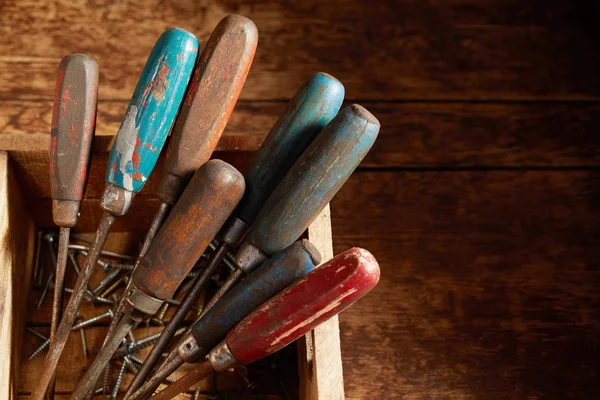 Asas Madera Antiguos Destornilladores Vintage Apoyados Una Caja Madera Con — Foto de Stock