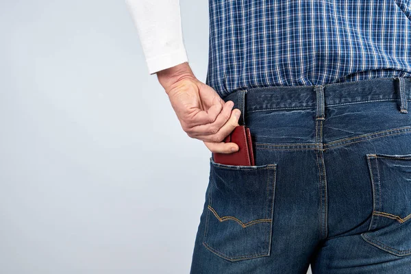 Mannen Blå Jeans Och Rutig Skjorta Knuffar Läder Brun Plånbok — Stockfoto