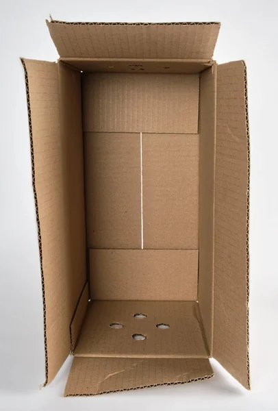 Beyaz Arkaplanda Kahverengi Karton Kutuyu — Stok fotoğraf